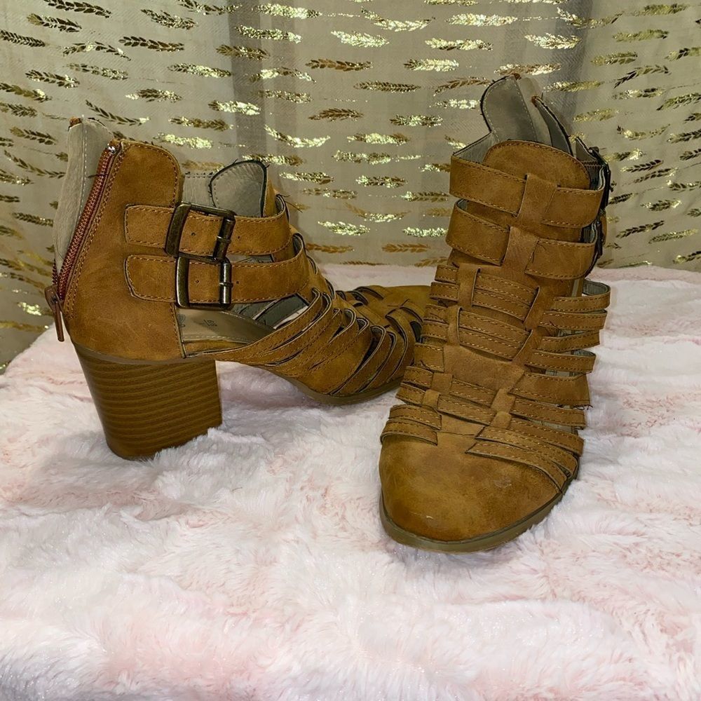 ETC! heel shoes with zippered back heel and decorative buckles sized L (8-9)
